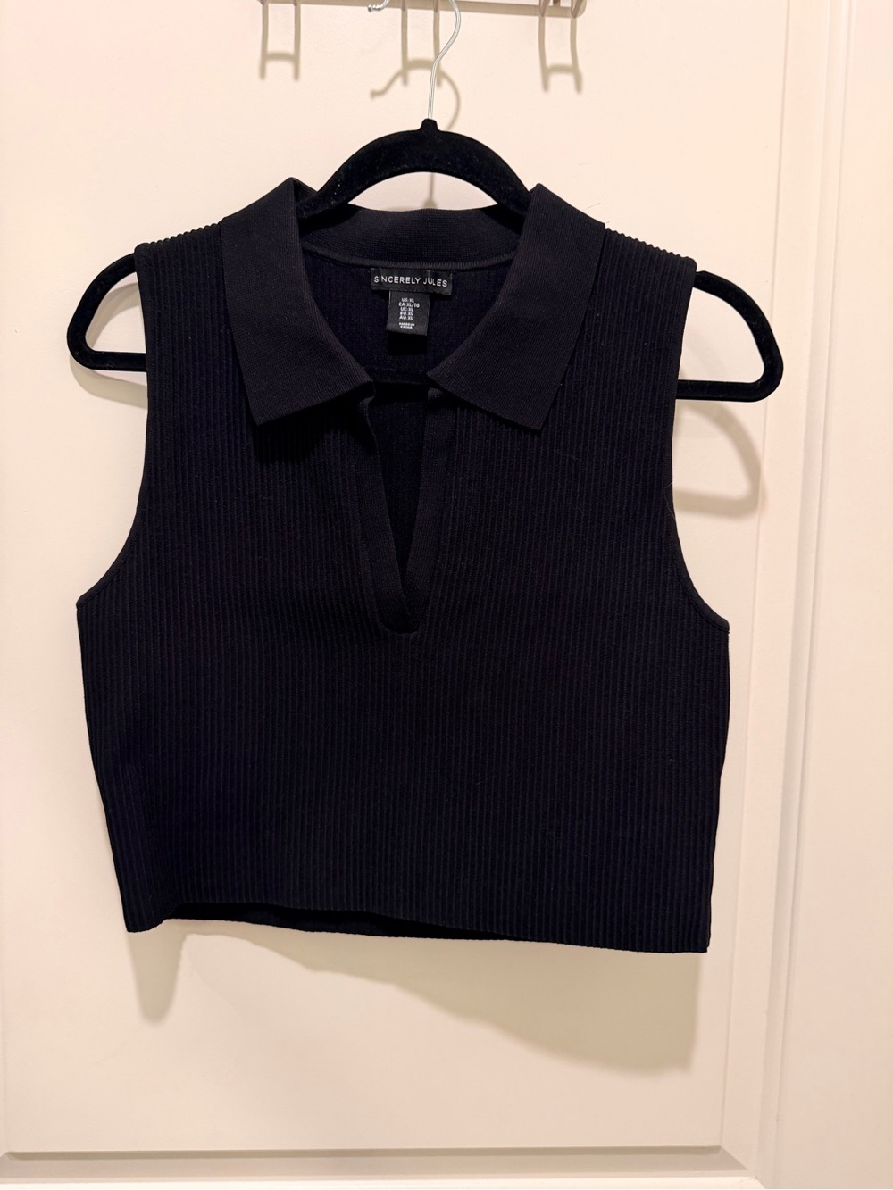 Sincerely Jules Ribbed Polo
Crop Top Size XL Black
Sleeveless V-Neck